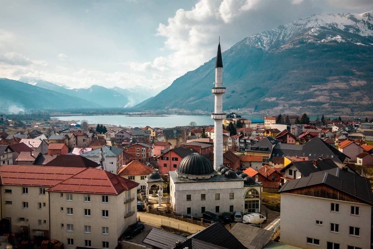 Sultanija džamija s kupolom i munarom iznad Plava, s jezerom i planinama u pozadini
